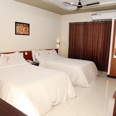 Anandkrishna Residency Hotel กูรูวาเยอร์ ภายนอก รูปภาพ