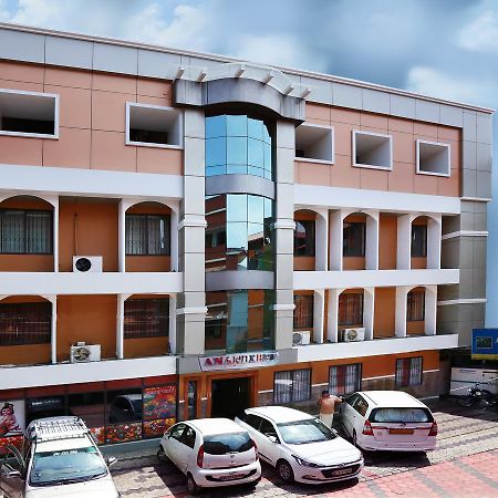 Anandkrishna Residency Hotel กูรูวาเยอร์ ภายนอก รูปภาพ