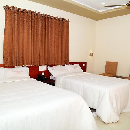 Anandkrishna Residency Hotel กูรูวาเยอร์ ภายนอก รูปภาพ