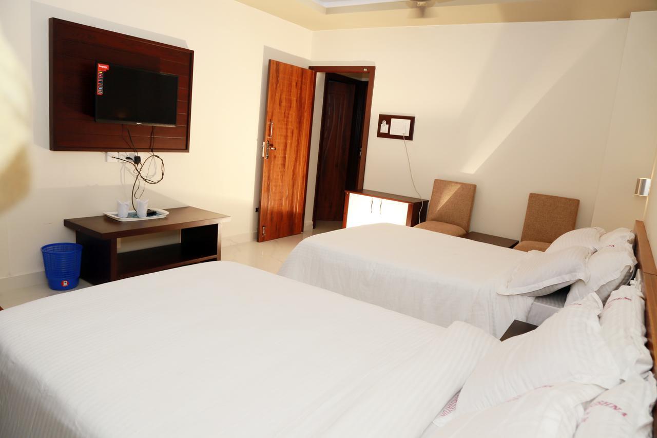 Anandkrishna Residency Hotel กูรูวาเยอร์ ภายนอก รูปภาพ