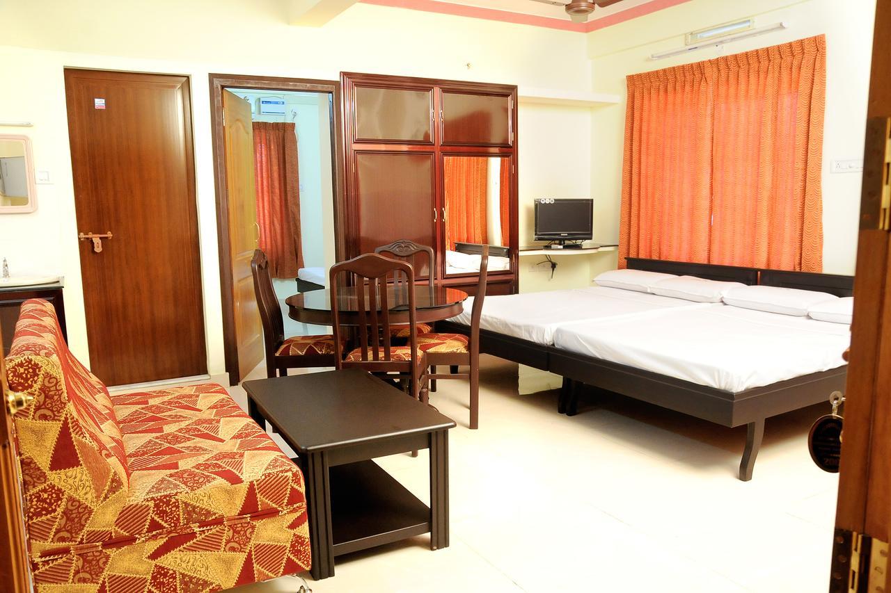 Anandkrishna Residency Hotel กูรูวาเยอร์ ภายนอก รูปภาพ