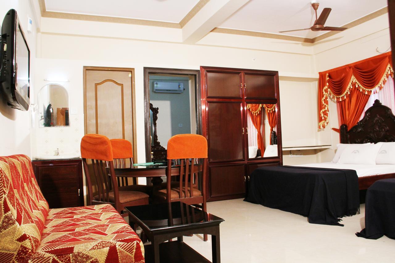 Anandkrishna Residency Hotel กูรูวาเยอร์ ภายนอก รูปภาพ