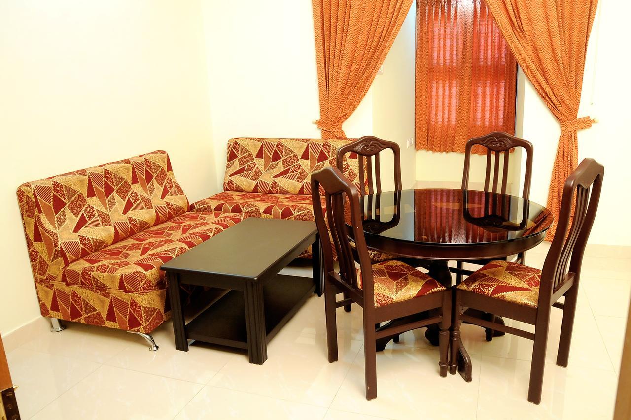Anandkrishna Residency Hotel กูรูวาเยอร์ ภายนอก รูปภาพ