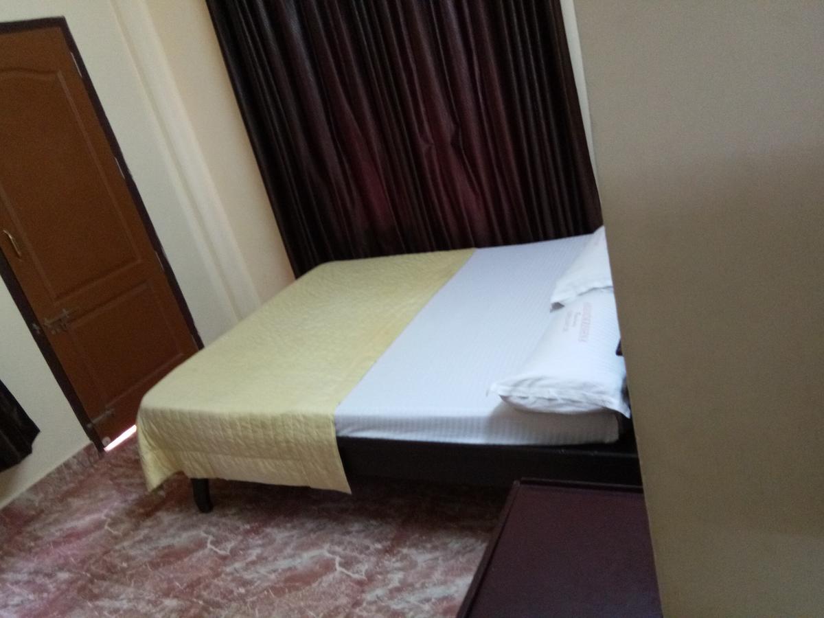 Anandkrishna Residency Hotel กูรูวาเยอร์ ภายนอก รูปภาพ