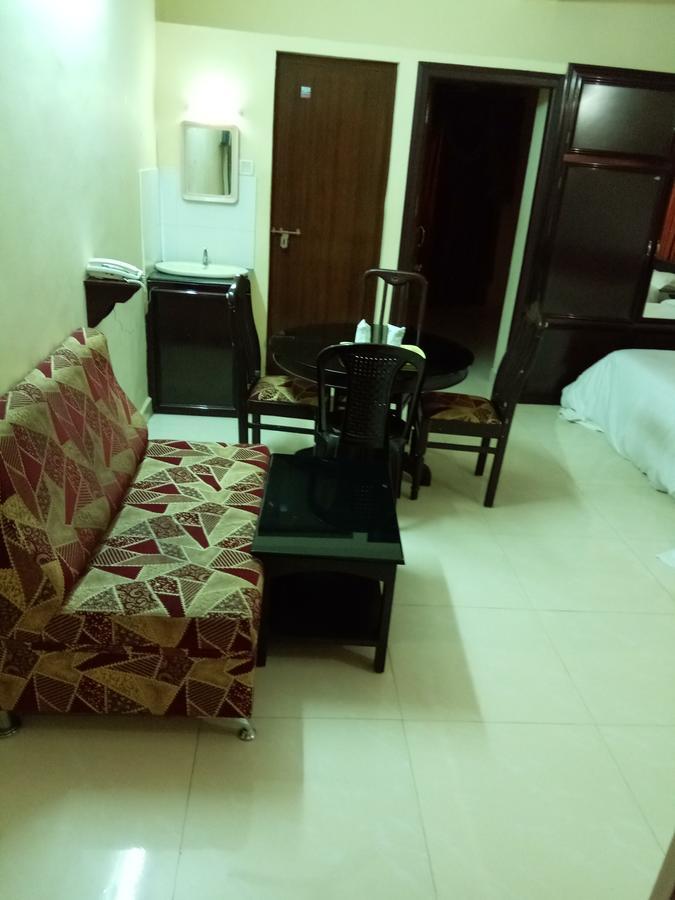 Anandkrishna Residency Hotel กูรูวาเยอร์ ภายนอก รูปภาพ