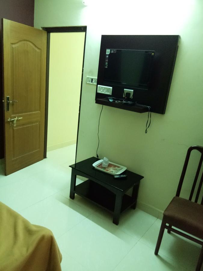 Anandkrishna Residency Hotel กูรูวาเยอร์ ภายนอก รูปภาพ