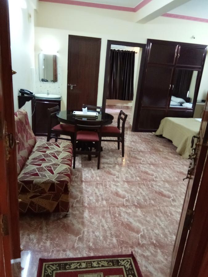 Anandkrishna Residency Hotel กูรูวาเยอร์ ภายนอก รูปภาพ